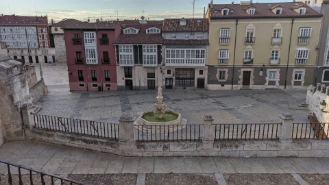 Vista elevada de la plaza de Santa María con su fuente y edificios residenciales tradicionale