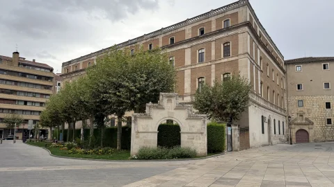 Vista general de la plaza con el arco de piedra y el Palacio provincial