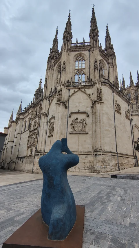 La escultura del Cid con la girola catedralicia al fondo