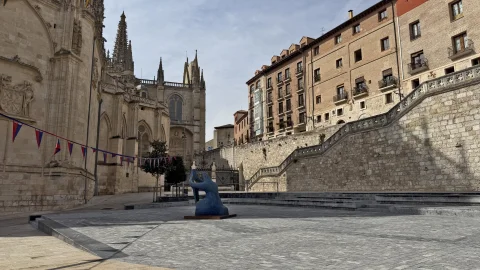 Escultura contemporánea del Cid arrodillado frente a la Catedral de Burgos