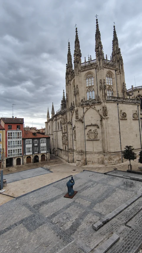 Panorámica elevada de la Plaza de la Llana y la Catedral