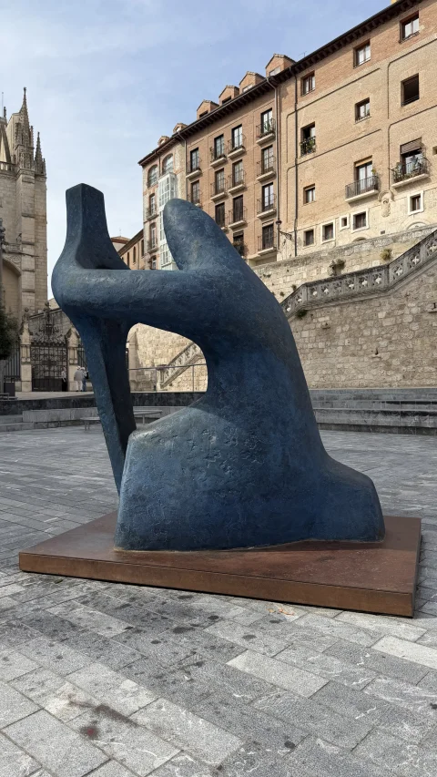 Toma en ángulo de la figura estilizada de bronce en posición de oración