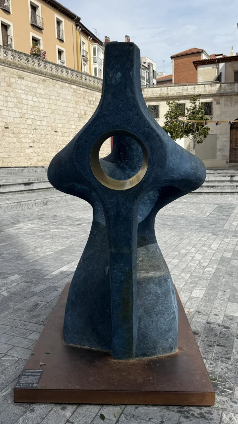 Vista frontal con apertura circular de la escultura del Cid