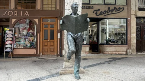Estatua «El lector de prensa»