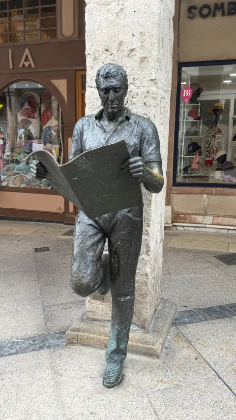 Qué ver en la calle Sombrerería de Burgos: la estatua del lector de prensa junto a la sombrerería