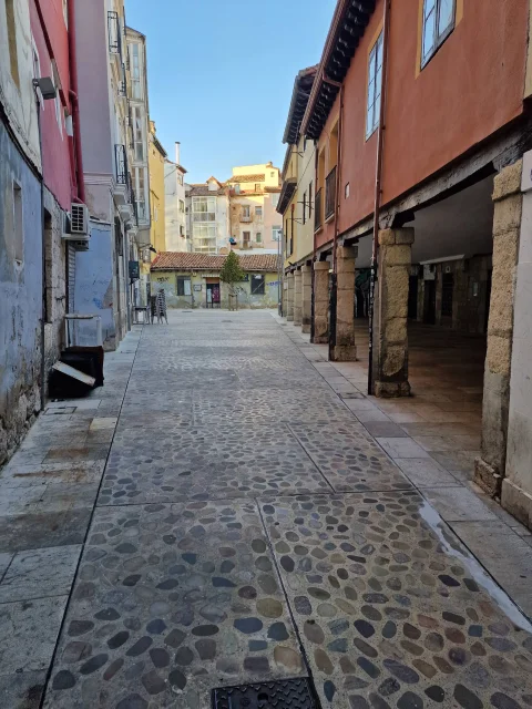 Calzada de cantos rodados en la calle Llana de Adentro