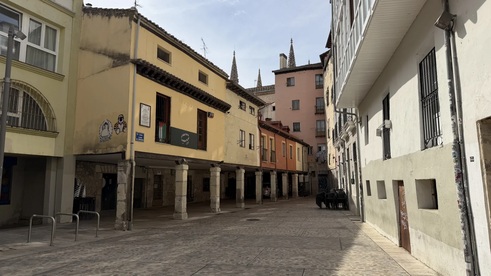 Vista longitudinal de la calle Llana de Adentro con soportal de columnas de piedra a la izquierda