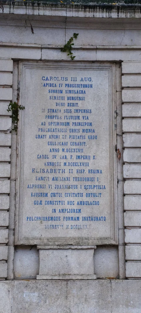 Detalle de la placa de mármol con epigrafía latina sobre la donación de estatuas por Carlos III e Isabel II