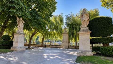 Lápida de agradecimiento a Carlos III e Isabel II