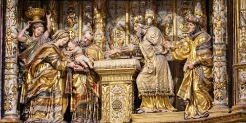 Conjunto escultórico dorado con figuras de la Virgen, San José, el Niño y sacerdotes en altar dorado