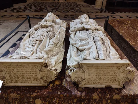 Detalle frontal de los sepulcros yacentes de los Condestables con cartelas e inscripciones funerarias
