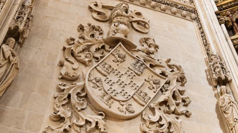 Escudo monumental en piedra de don Pedro Fernández de Velasco en el muro de la Capilla de los Condestables