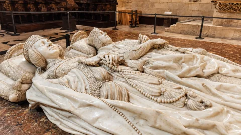 Estatua yacente de los Condestables de Castilla finamente esculpida en mármol blanco sobre lecho de jaspe