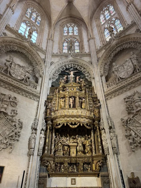 Retablo mayor de la Purificación de la Virgen flanqueado por los escudos de los Velasco y Mendoza