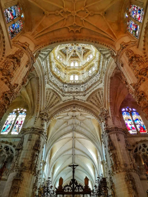 Vista frontal del cimborrio renacentista y cúpula de crucero sobre el arco triunfal de la nave central
