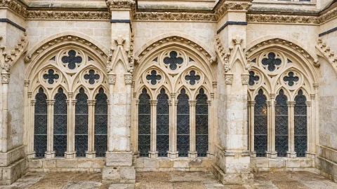 Arquerías exteriores del Claustro Alto con tracerías caladas de cuatrifolios y contrafuertes góticos