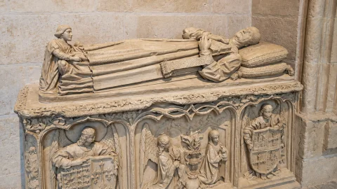 Sepulcro gótico exento con estatua yacente sacerdotal en el Claustro Alto