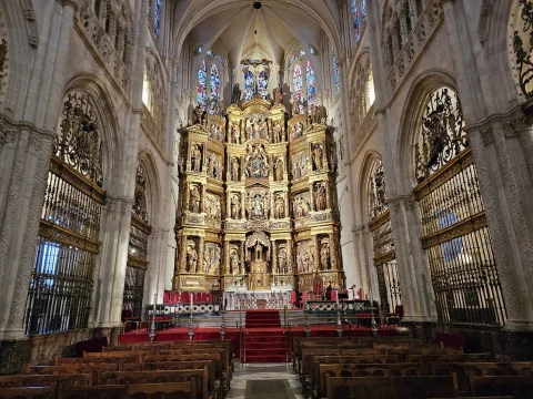 Vista frontal completa del Retablo Mayor renacentista y rejería del presbiterio en la nave central