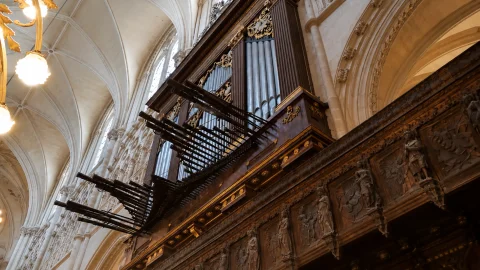 Órgano monumental con trompetería de batalla sobre la sillería de madera del coro catedralicio