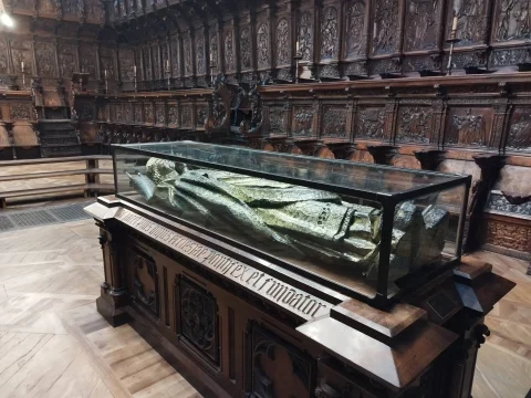 Sepulcro del obispo don Mauricio bajo urna de cristal en el centro de la sillería del coro