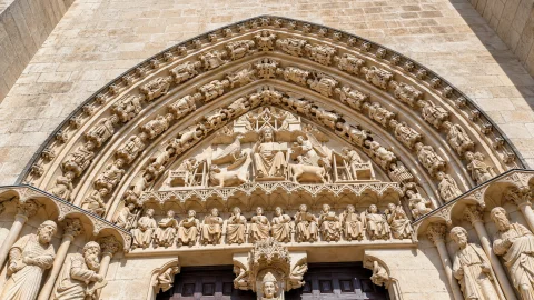 Detalle del tímpano y arquivoltas góticas de la Portada del Sarmental con el Pantocrátor, el Tetramorfos y el apostolado
