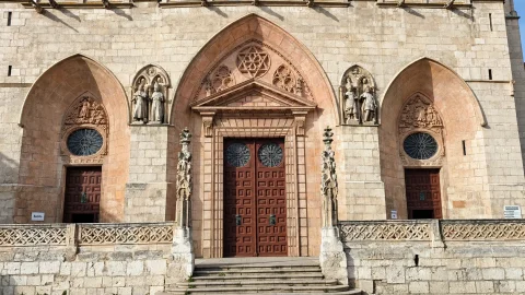 Fachada principal occidental (Fachada de Santa María)