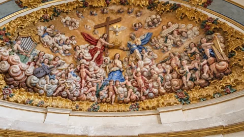Relieve semicircular policromado de la Coronación de la Virgen con coro celestial de ángeles músicos