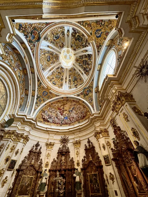 Vista ascendente de la Sacristía Mayor mostrando la cúpula rococó, luneto pintado y cajonerías de nogal