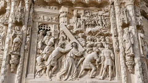 Alto relieve de la subida al Calvario o Camino del Calvario en el trasaltar