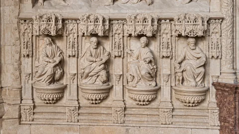 Banco inferior del trasaltar con estatuas sedentes de los cuatro evangelistas en hornacinas con doseletes
