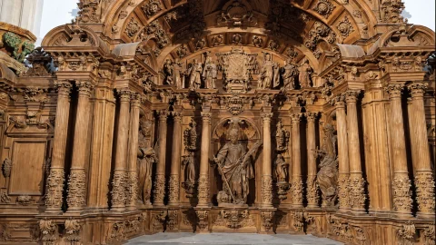 Gran retablo barroco de madera vista con columnas salomónicas y la imagen central de san Jerónimo