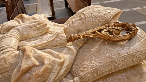 Detalle superior de la escultura fúnebre del obispo Luis de Acuña tallada en alabastro con báculo dorado