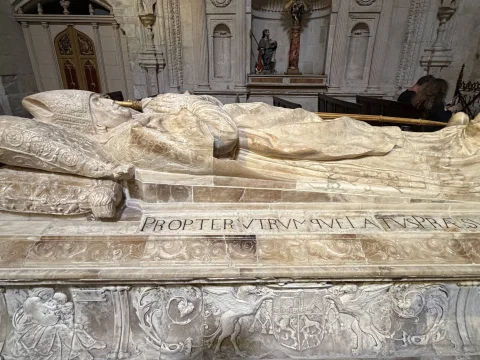 Estatua yacente en alabastro del obispo Luis de Acuña sobre cama sepulcral decorada con grifos heráldicos