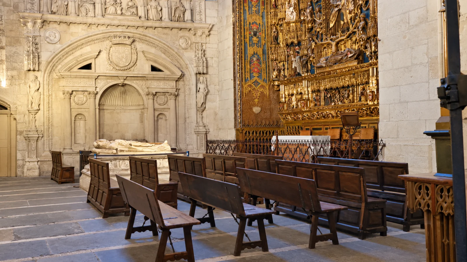 Perspectiva general del interior de la Capilla de Santa Ana con la sillería, el sepulcro de Acuña y el retablo