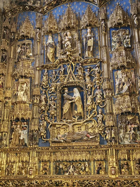 Primer plano de retablo gótico dorado y policromado con el árbol genealógico de María y San Joaquín con Santa Ana