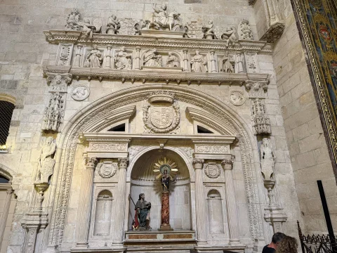 Retablo-hornacina renacentista de Santa Bárbara en piedra caliza con arco triunfal y esculturas clasicistas