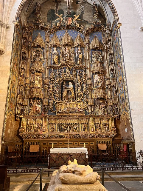 Retablo mayor gótico de Gil de Siloé y sepulcro exento del obispo Luis de Acuña en la Capilla de Santa Ana