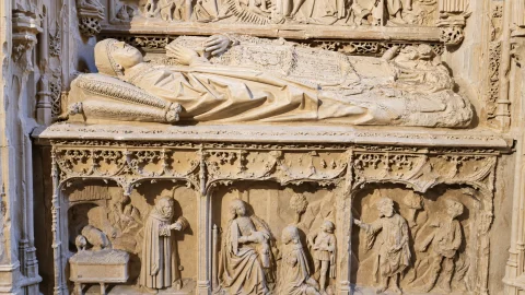 Sepulcro arcosolio gótico del arcediano Fernando de Díaz de Fuentepelayo con el relieve del Nacimiento en el zócalo