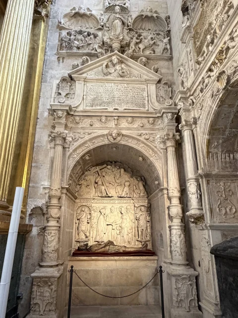 Arcosolio funerario plateresco con Cristo yacente en la urna, relieves de los Desposorios y la Virgen con el Niño