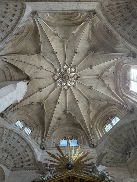 Cúpula estrellada calada sobre trompas gallonadas diseñada por Juan de Vallejo y tracería central radiante