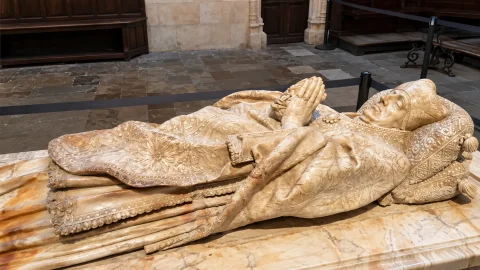 Estatua yacente en alabastro del canónigo Gonzalo Díez de Lerma realizada por el escultor Felipe Vigarny