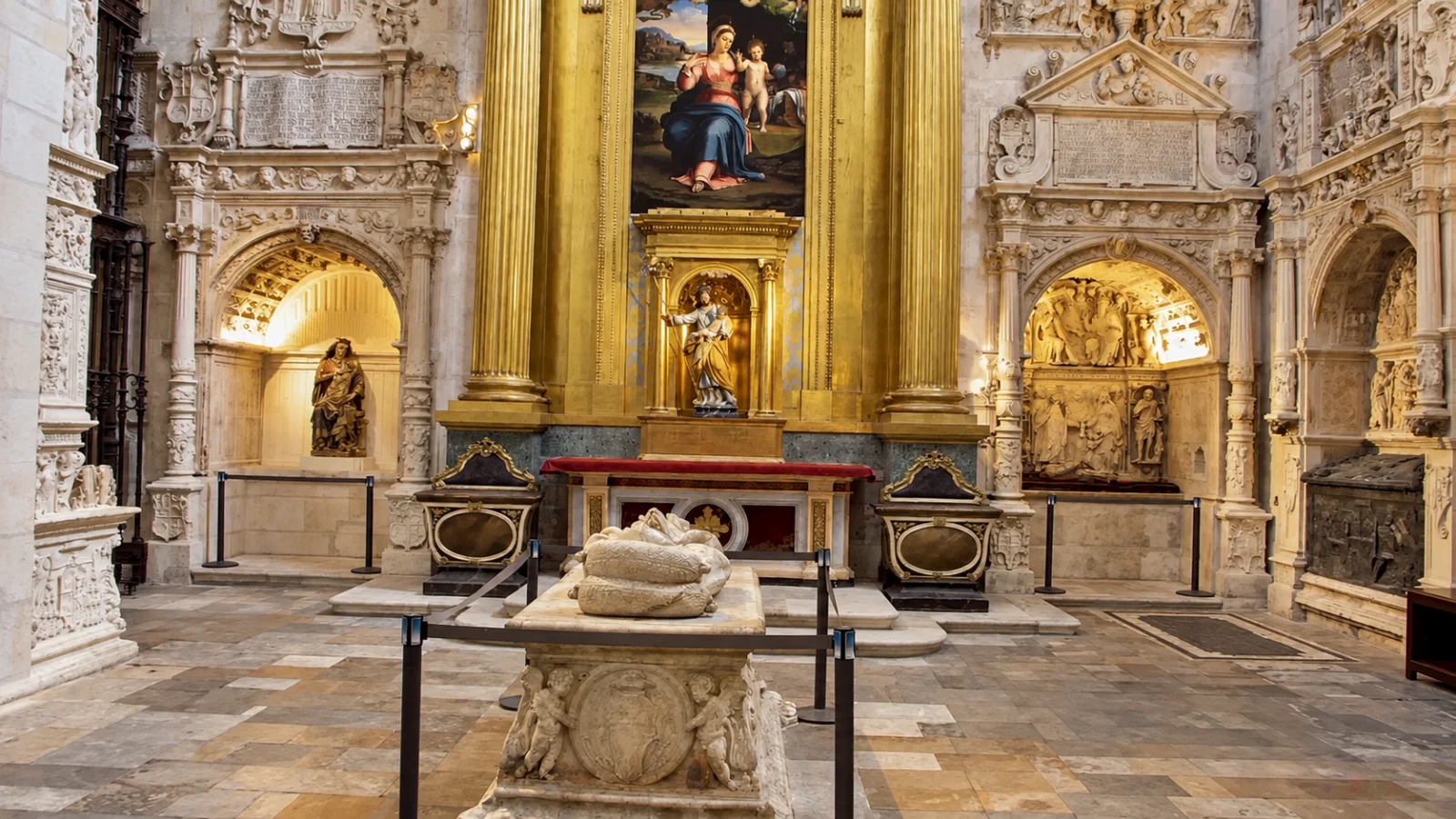 Vista general de la Capilla de la Presentación con el sepulcro de alabastro del canónigo Gonzalo de Lerma y retablo clasicista