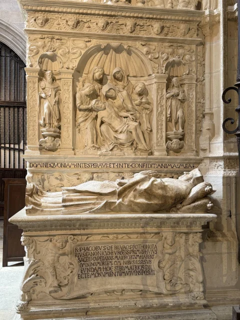 Sepulcro arcosolio renacentista de Jacobo de Bilbao con la escena de la Piedad y estatua yacente