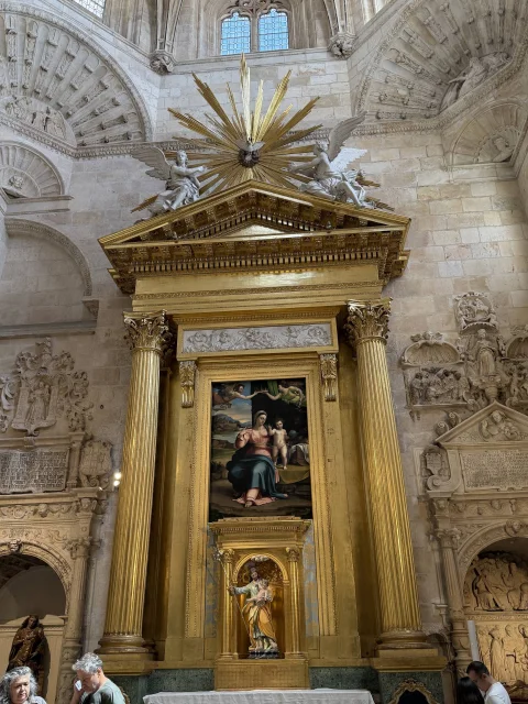 Vista vertical del retablo clasicista, arcosolios platerescos y arranque de las trompas de la cúpula central