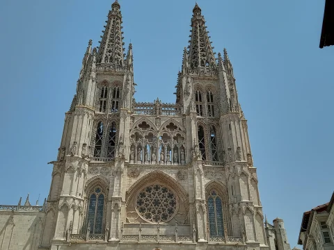 Catedral de Burgos y plaza de Santa María vistas en contrapicado desde la calle Fernán González