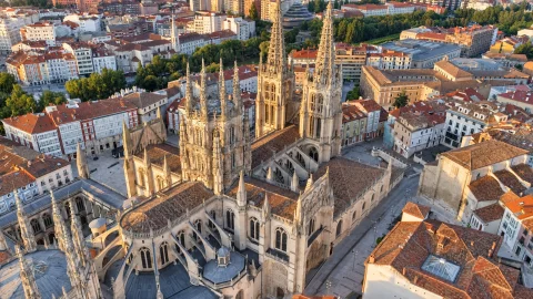 Perspectiva aérea de los arbotantes, ábside y agujas de la Catedral de Burgos iluminados al atardecer