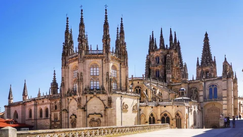 Exterior de la Capilla de los Condestables y agujas góticas de la Catedral de Burgos