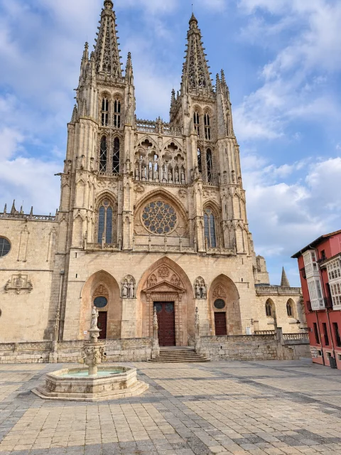 Portada de Santa María y fuente de la plaza frente a las torres de la Catedral de Burgos