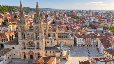 Vista aérea de la fachada de Santa María y la plaza frente a la Catedral de Burgos rodeada de casas