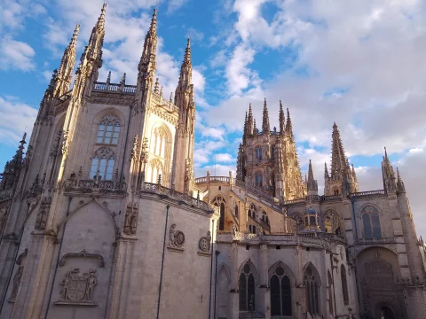 Vista lateral de la Catedral de Burgos con luz cálida de atardecer desde la calle Fernán González